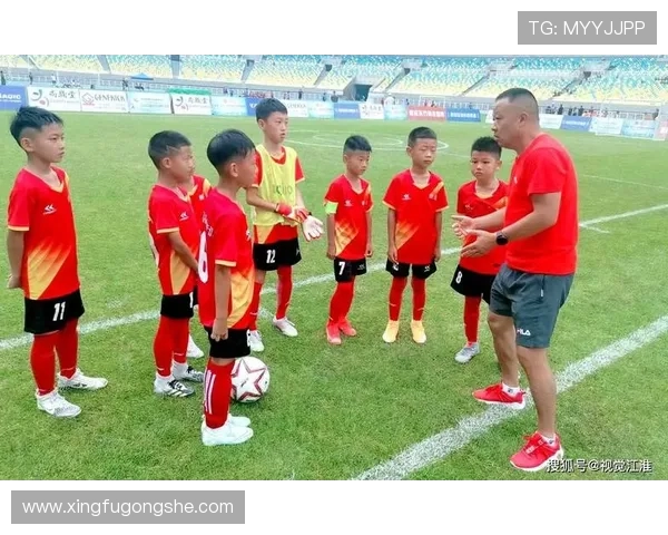 杭州足球队耐力之战精彩点评展现球队拼搏精神与战术智慧