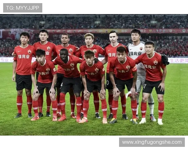 深圳足球队配合引发热议球迷对战术安排和球员默契提出质疑 深圳足球队配合引发热议球迷对战术安排和球员默契提出质疑