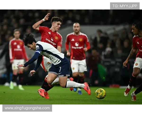 年轻人对曼联精彩对决视频回顾赛场激情与年轻活力的碰撞